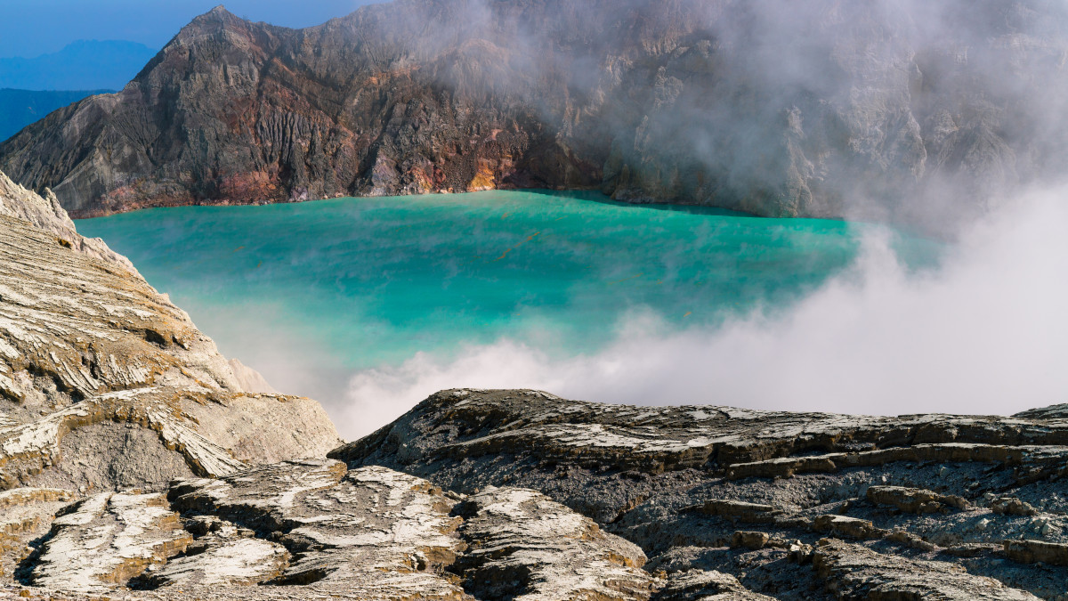 paysages volcaniques surplombant la mer